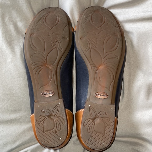 Women’s Clark’s Artisan Navy and Brown Flats - Picture 5 of 6